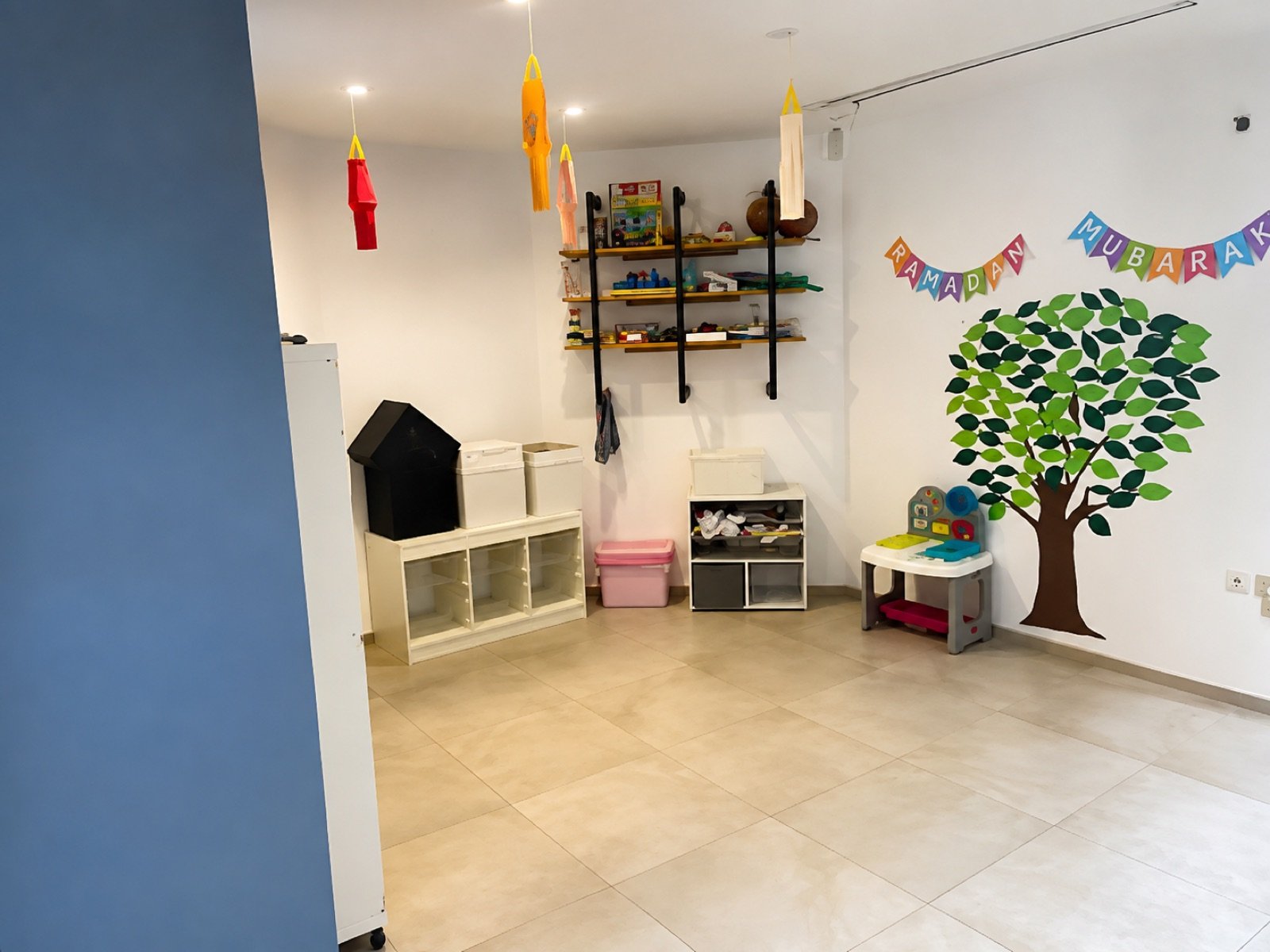 Une salle d'activités décorée de l'arbre du savoir